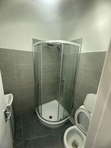 1 bedroom in a flat share to rent - Photo 3