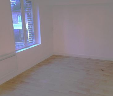 Au 1er étage sans ascenseur, un appartement comprenant: cuisine din... - Photo 2