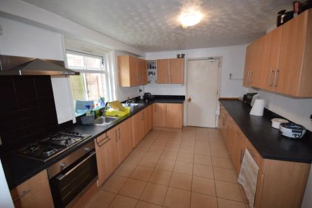 To Rent Southcote Road, Lansdowne, Bournemouth, BH1 £2,475 pcm Tenancy Info - Photo 4