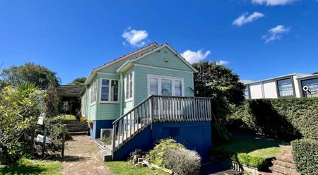 Bright & Beautiful Three Bedroom Home - Photo 3