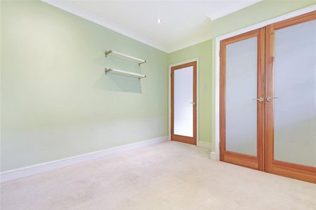 2 bedroom house in London - Photo 5