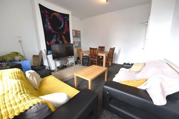 4 bedroom Flat in Chestnut Avenue, Headingley Leeds - Photo 1