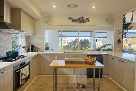 Executive Coastal Retreat with Private Jetty on the Marina - Photo 4