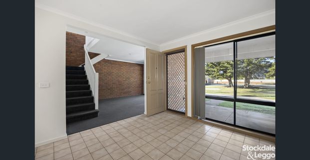 3 Bedroom Townhouse – Walk to Shops, Cafés & Beach - Photo 1