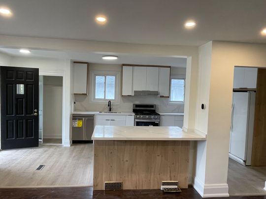 For Lease - 5 Navan Crescent Unit# Main, Aurora, Ontario - Photo 1