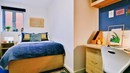 Classic 2 Bed Apartment - Shared Bathroom - Photo 5