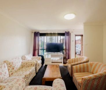 “Three Bedroom House with a Retreat in a Quiet Street” - Photo 2