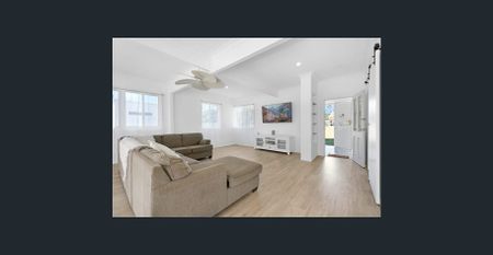 Spacious family home with expansive living space - Photo 3