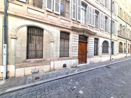 Magnifique appartement meublé avec terrasse privative- au coeur de la Vieille-Ville - Photo 3