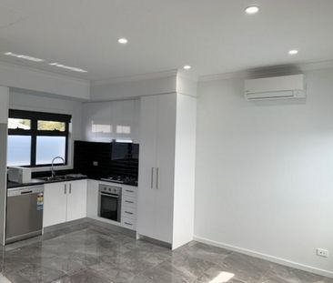 Reverse Living Townhouse - Photo 5