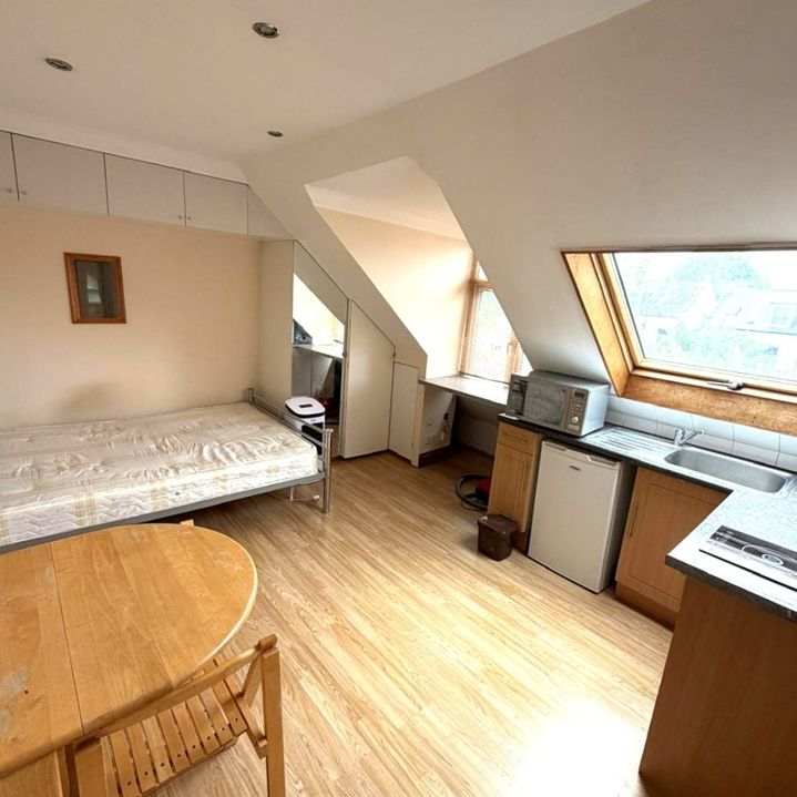 Studio Flat, Station Road, N3 - Photo 1