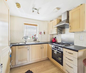 2 bedroom Maisonette in Regis Park Road, Reading - Photo 3