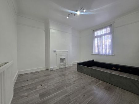 4 Bed Terraced House, Hulse Avenue, IG11 - Photo 4