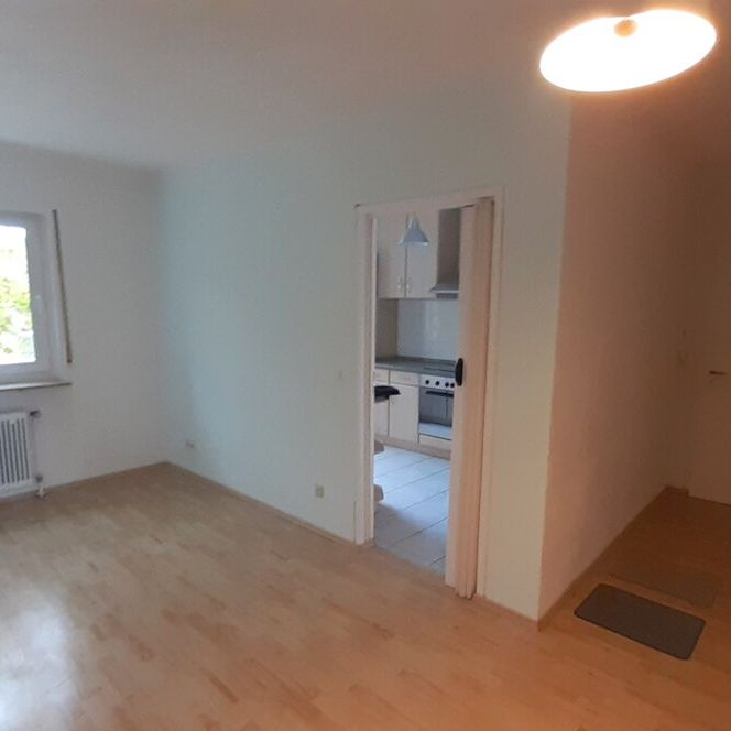 Helle, freundliche 3,5-Zimmer-Wohnung mit EBK und Balkon im südlichen Zentrum - Photo 1
