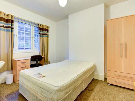 A Convenient House Share for Rent in Brighton Room 4 - Photo 4
