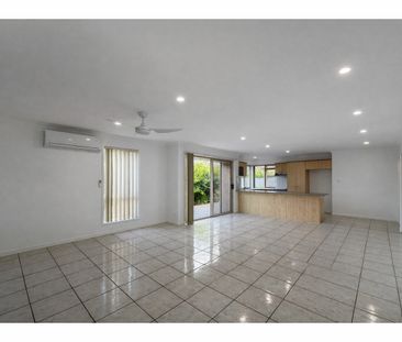 Fully Renovated Villa - Photo 2