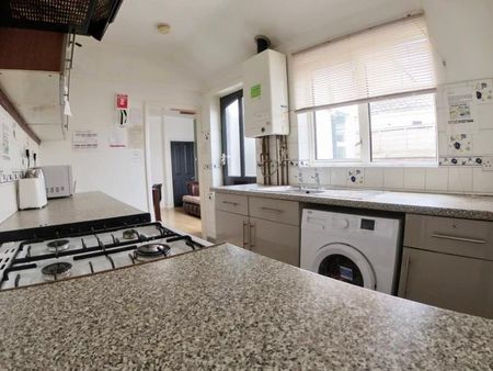 1 bedroom in a house share to rent - Photo 4