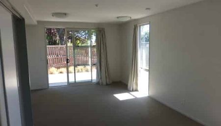 ** GROUND FLOOR 2 Bedroom Apartment ** - Photo 3