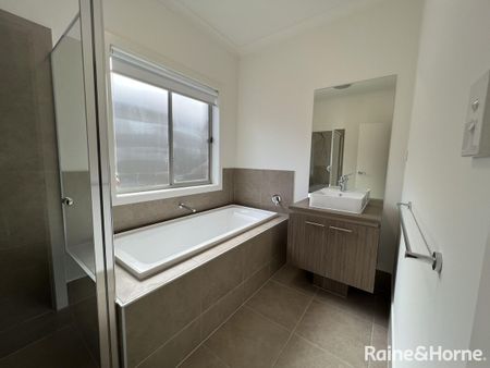 4 Bedroom Family Home! - Photo 5