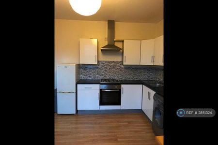 3 bedroom flat to rent - Photo 5