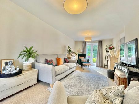 4 bedroom Link Detached Four Bedroom Home to rent - Photo 2