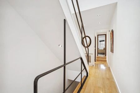 2 bedroom flat in South Kensington - Photo 3