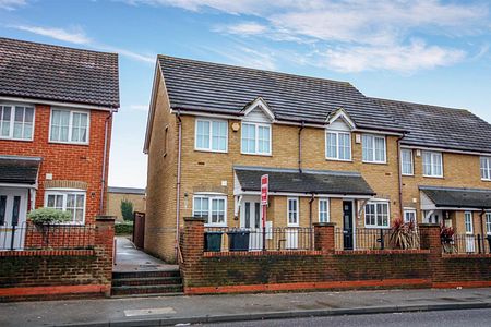 2 bedroom End Terraced to let - Photo 2