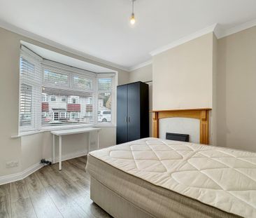4 bedroom terraced house to rent - Photo 6