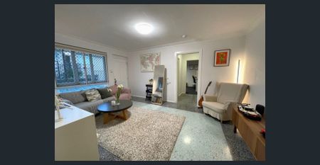 FULLY FURNISHED + WALK TO QUT OR THE CITY!! - Photo 2