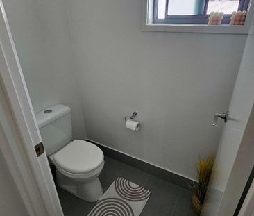 Helensvale - Photo 1