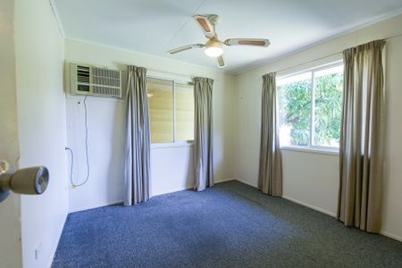 4 BEDROOM HOME CLOSE TO THE PARK! - Photo 2