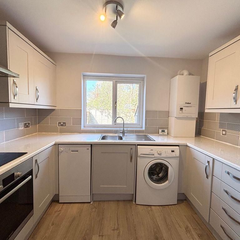 2 bedroom ground floor flat to rent - Photo 1