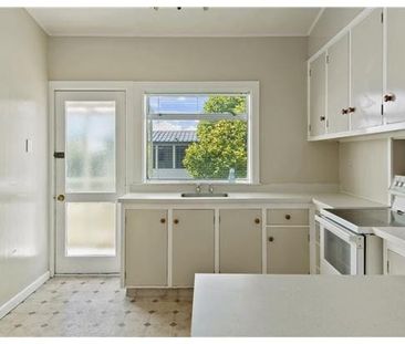 Large Character Four Bedroom Home – Ideal for Students. - Photo 4