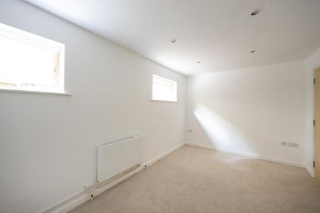 4 bedroom semi-detached house to rent - Photo 3