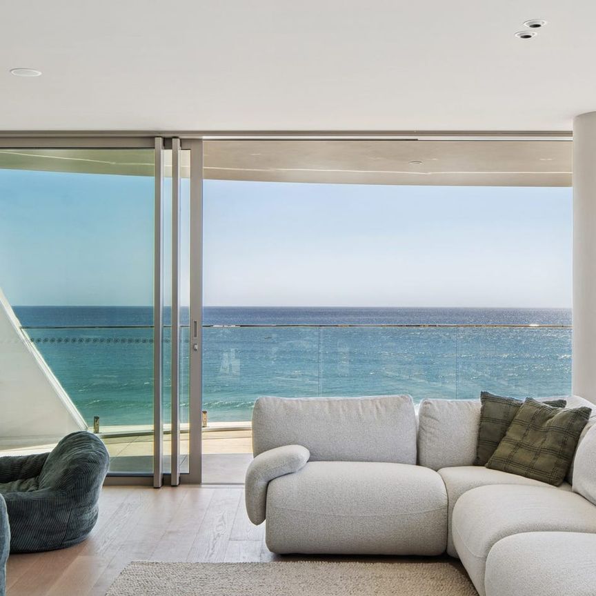 Prestigious Absolute Beachfront Living – Refined Coastal Luxury - Photo 1