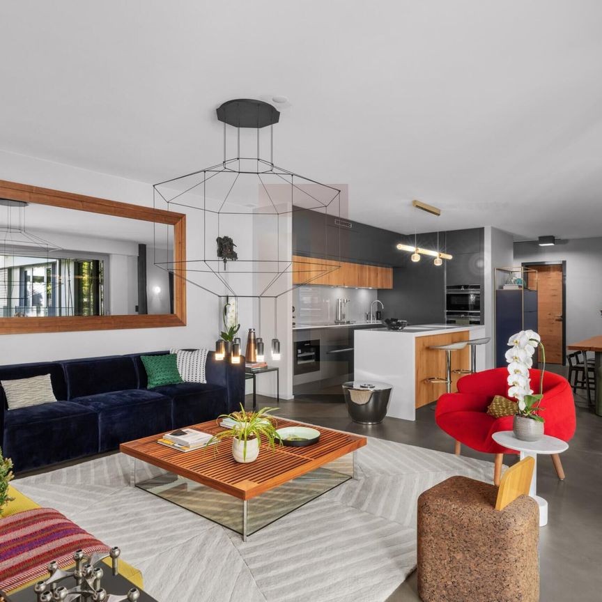 Beautiful turnkey apartment just steps from the lake. - Photo 1