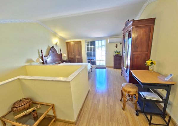 Moradia com piscina, jardim, totalmente equipada e mobilada