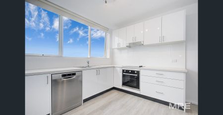 Light filled chic living in excellent locale - Photo 4