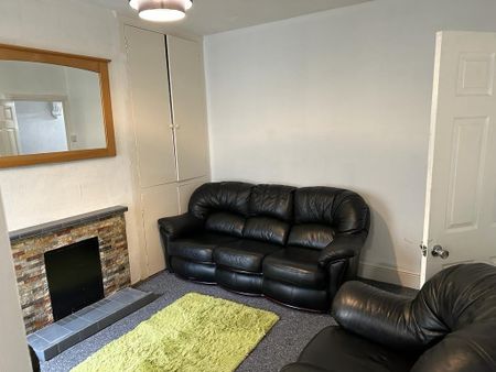 4 Bed Terraced House, Blenheim Road, RG1 - Photo 3