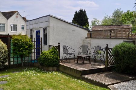 Bright Double -Ensuite- Horfield- Close to Hospital - Photo 3