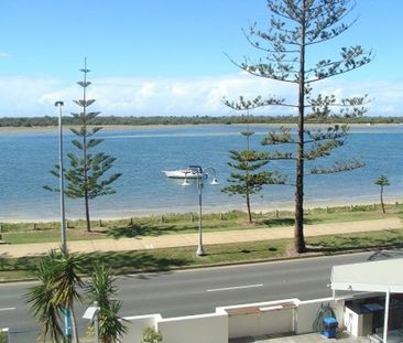 1 bedroom apartment overlooking the Broadwater - Photo 2