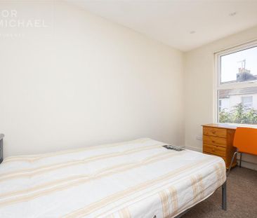 6 bedroom terraced house to rent - Photo 2