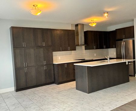 For Lease - 4 Snap Dragon Trail, East Gwillimbury, Ontario - Photo 2