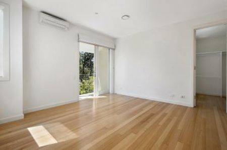 SUPERB TOWNHOUSE WALKING DISTANCE TO THE BAY - Photo 2
