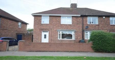 3 bedroom Semi-detached house To Let - Photo 2
