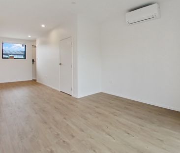 Modern two bedroom townhouse! - Photo 1