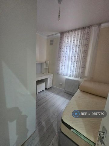 1 bedroom in a house share to rent - Photo 4