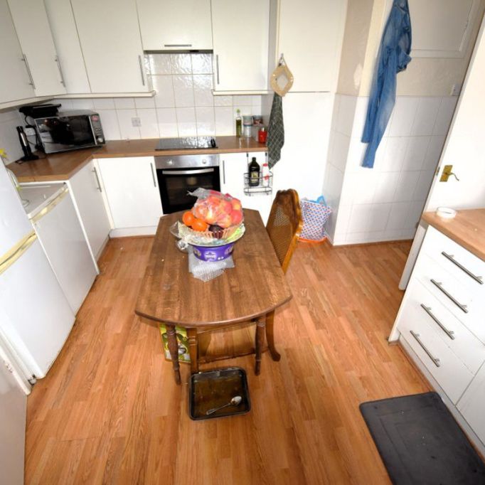 2 bedroom Flat in Whincover Drive, Leeds - Photo 1