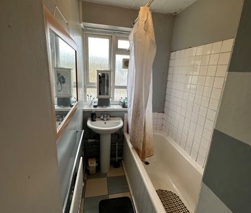 Room in a Shared Flat, Esher Gardens, SW19 - Photo 4