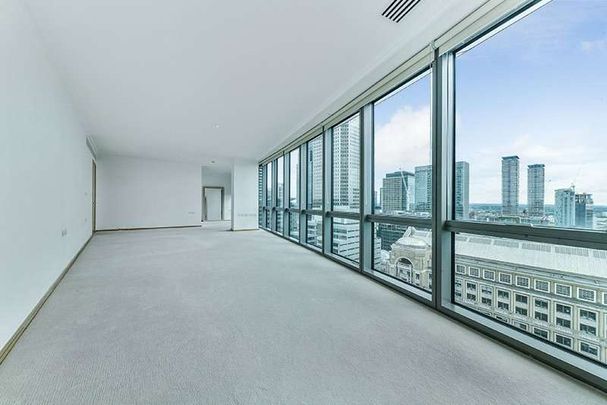 This superb two bedroom duplex apartment on the 27th and 28th floors, enjoys unparalleled views over Canary Wharf and the quayside at West India Quay. - Photo 1